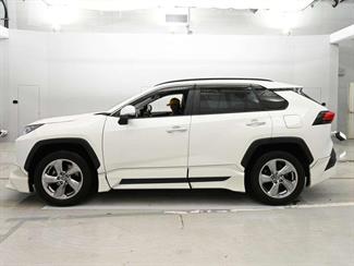 2020 Toyota RAV4 - Thumbnail
