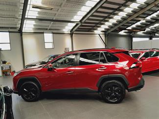 2019 Toyota RAV4 - Thumbnail