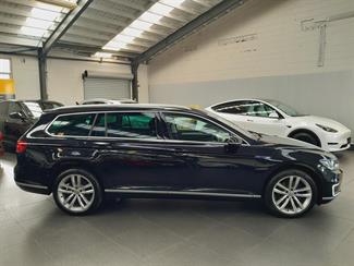 2016 Volkswagen Passat - Thumbnail