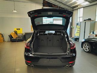 2017 Porsche Macan - Thumbnail