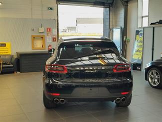 2017 Porsche Macan - Thumbnail