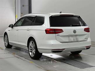 2016 Volkswagen Passat - Thumbnail