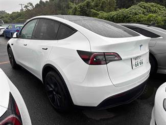 2024 Tesla Model Y - Thumbnail