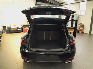 2018 Porsche Macan - Thumbnail