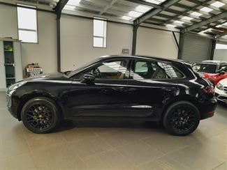 2018 Porsche Macan - Thumbnail