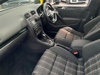 2011 Volkswagen Golf - Thumbnail