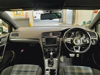 2016 Volkswagen Golf - Thumbnail