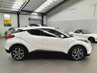2017 Toyota C-HR - Thumbnail