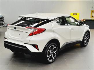 2017 Toyota C-HR - Thumbnail