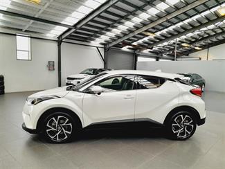 2017 Toyota C-HR - Thumbnail