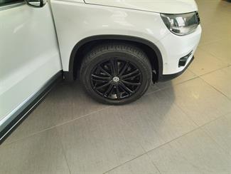 2015 Volkswagen Tiguan - Thumbnail