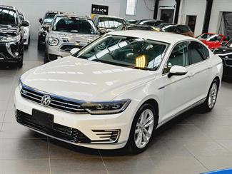 2016 Volkswagen Passat - Thumbnail