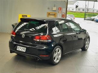 2011 Volkswagen Golf - Thumbnail
