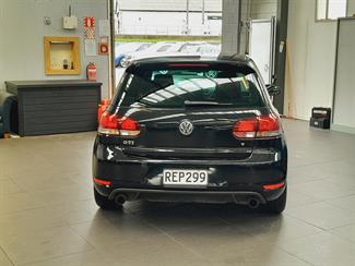 2011 Volkswagen Golf - Thumbnail