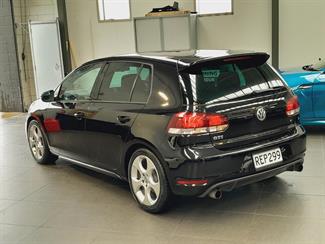 2011 Volkswagen Golf - Thumbnail