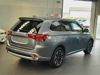 2018 Mitsubishi Outlander - Thumbnail