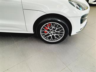2015 Porsche Macan - Thumbnail