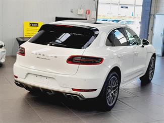 2015 Porsche Macan - Thumbnail