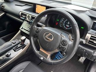 2014 Lexus IS 300h - Thumbnail