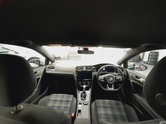 2017 Volkswagen Golf - Thumbnail