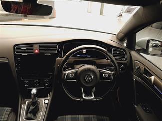 2017 Volkswagen Golf - Thumbnail