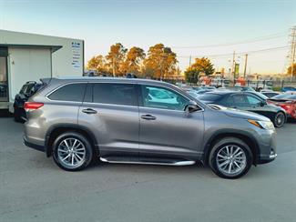 2017 Toyota Highlander - Thumbnail