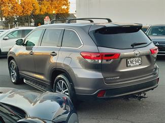 2017 Toyota Highlander - Thumbnail