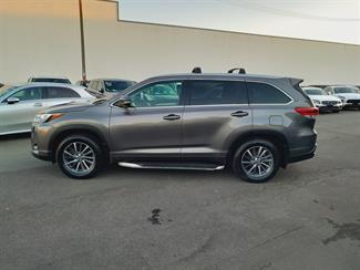 2017 Toyota Highlander - Thumbnail