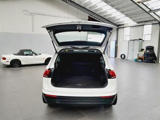 2017 Volkswagen Tiguan - Thumbnail