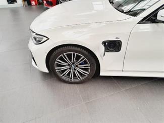 2019 BMW 330e - Thumbnail