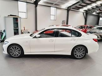 2019 BMW 330e - Thumbnail