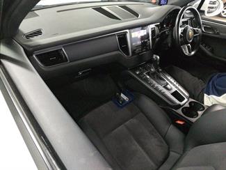 2017 Porsche Macan - Thumbnail