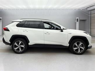 2021 Toyota RAV4 - Thumbnail