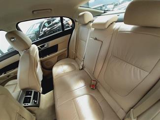2010 Jaguar XF - Thumbnail