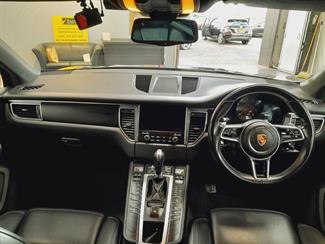 2016 Porsche Macan - Thumbnail