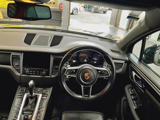2016 Porsche Macan - Thumbnail