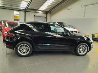 2016 Porsche Macan - Thumbnail