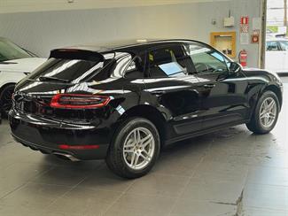2016 Porsche Macan - Thumbnail