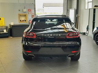 2016 Porsche Macan - Thumbnail